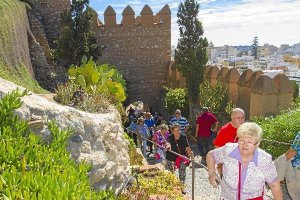 Barandillas para facilitar el acceso al monumento a los mayores.