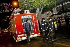 Bomberos durante una intervención en la capital.