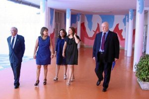 Carmen Crespo (derecha) accede a El Acebuche acompañada de responsables del centro