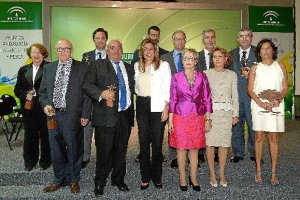 La presidenta de la Junta con los premiados