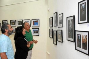 Isabel Arévalo en la inauguración de la muestra. 