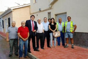 Trabajadores, alcalde y concejales tras la finalización de las obras en calle Santuario.