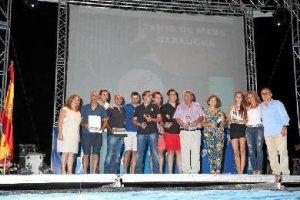 Integrantes , monitores y patricinadores del equipo de Tenis de Mesa junto a representantes municipa