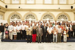 Gabriel Amat junto con alcaldes y representantes de los municipios beneficiados