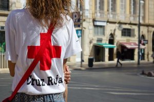 Voluntaria de Cruz Roja en Almería.