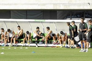 El Betis tiene que volver a ganar para salir del fango.