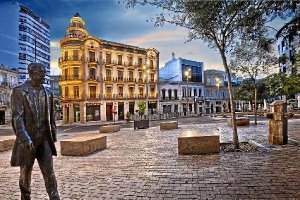 Puerta de Purchena con la escultura de Salmerón. 