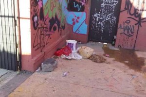Suciedad en la puerta de acceso trasera del colegio San Luis.