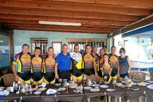 El grupo, junto a Pedro Moreno de Restaurante El Almejero.