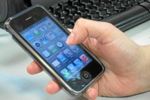 Un joven utilizando un teléfono movil. 