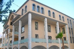 Fachada del ayuntamiento de Macael, situado en pleno centro del casco urbano.