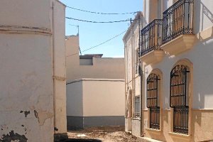 Calle que será remozada y una bombona. 