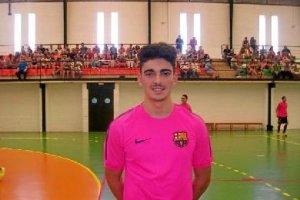 El gadorense con la camiseta del barça en el calentamiento.