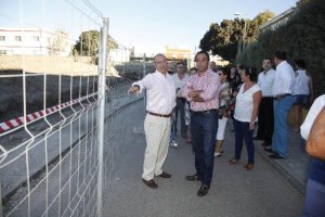 El alcalde visita con concejales las obras en La Cañada.