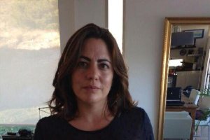 La madre de Jacinto posa con la obra escrita por la abuela.