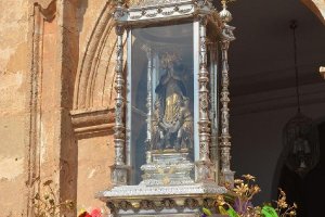 Talla de la Virgen del Saliente en procesión 
