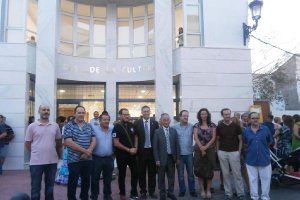 Parte de los artistas cuyas obras están expuestas en la Casa de la Cultura posan con las autoridades