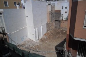 Solar despojado de matorrales y basura