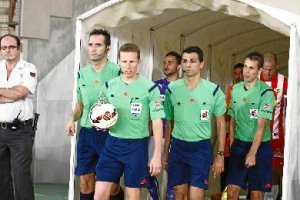 Hasta el árbitro iba de verde, color de la esperanza, en el estreno.