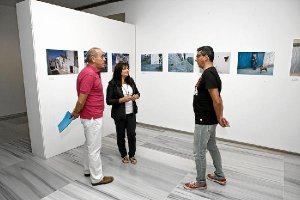 Visita a la exposición ayer con la delegada, el director del museo y el presidente del colectivo.