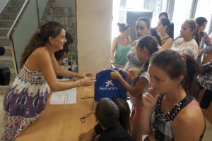 La concejal Aránzazu Martín en el reparto del material escolar.