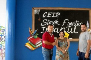 El alcalde visitó el Simón Fuentes para agradecer a su directora su colaboración