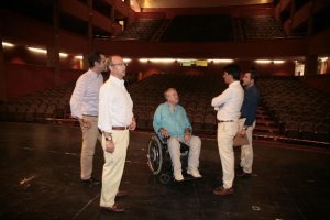 El alcalde visita las obras de adecuación del Auditorio Maestro Padilla.
