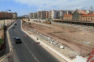 Imagen del derribo del muro perimetral del Parque de la estación.