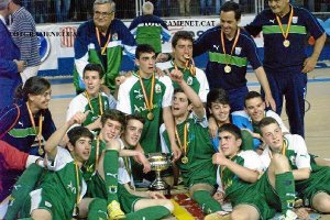 Juan Emilio campeón de España con Andalucía apoyado en la Copa.