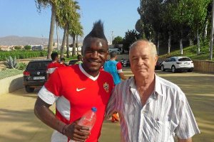 Thievy con Antonio León tras un entrenamiento del Almería.