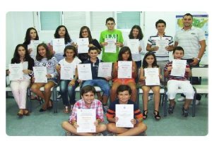 Alumnos y alumnos de la Academia de Inglés Oxford Indálica muestran orgullosos sus diplomas oficiale