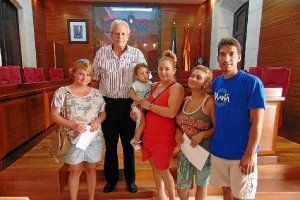 El alcalde con una familia