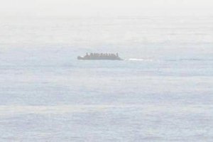 Patera localizada por la Armada esta semana en Alborán. 