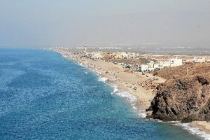 La Fabriquilla en primer término y el barrio de Cabo de Gata, al fondo. 