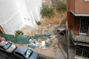 Abandono y suciedad son las vistas que los vecinos contemplan desde sus casas.