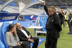 El presidente del Almería hablando de fútbol con la expedición de la Selección Española.