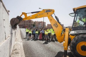 Una máquina derriba parte del muro en una primera fase de la obra.