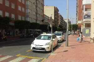Parada de taxi en la avenida de la Estación.
