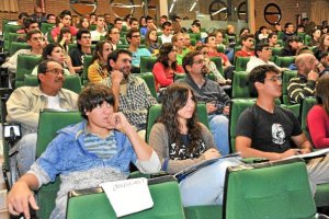 Alumnos de la Universidad de Almería en el campus.