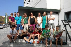 Los alumnos y sus familiares concentrados en la delegación de Educación, esta mañana.