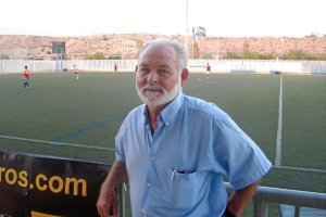 El presidente del Viator, Juan Antonio López Beltrán, en el entreno de ayer.