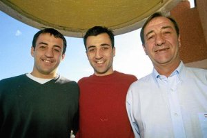 Quique Costas con sus dos hijos.