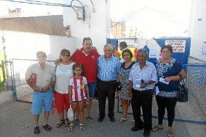 Alfonso García con Baldomero Titos, Mónica Ruiz y peñistas rojiblancos.