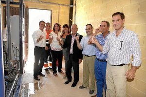 Brindis con el agua que ya se puede beber en Alicún.