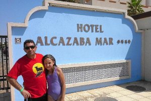 Costantino Benito junto a su hija, huéspedes, atendieron a LA VOZ en el hotel.