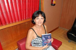 Ángela Oliva muestra un ejemplar de ‘El guerrero indomable’, de Círculo Rojo. 