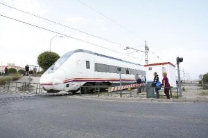 Un tren cruza el paso a nivel de El Puche en la capital.