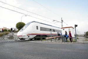 Imagen del paso a nivel de El Puche, un punto conflictivo de la ciudad