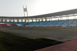 Los operarios de RoyalVerd, trabajando en el Estadio.