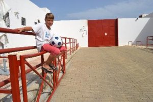 Elías Romero ante la Puerta de caballos de Roquetas.